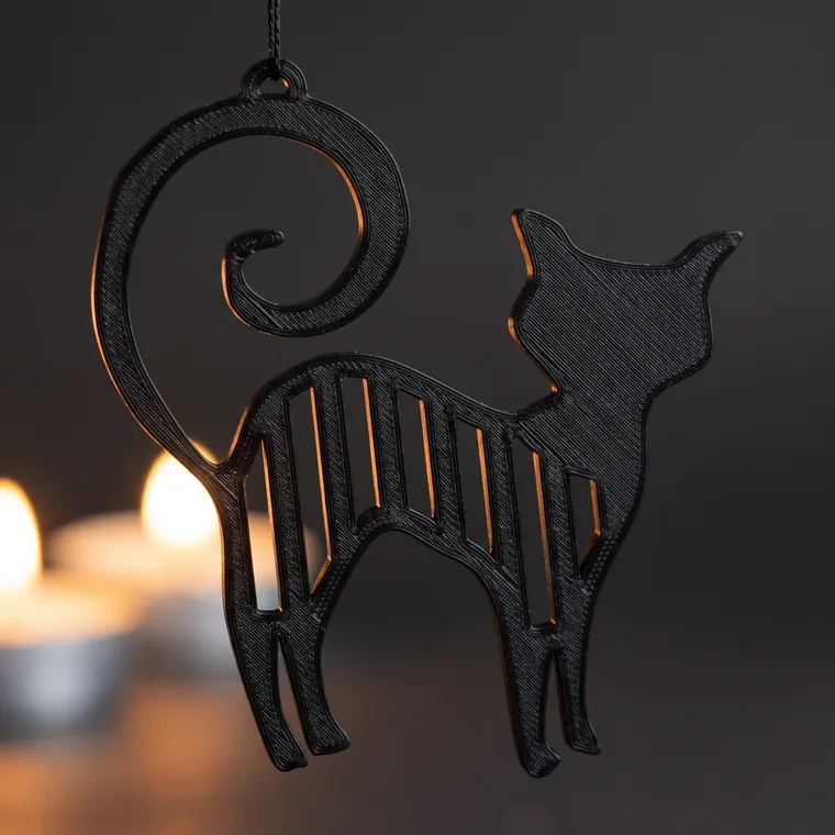 Кот, напечатанная из пластика, висит на нитке